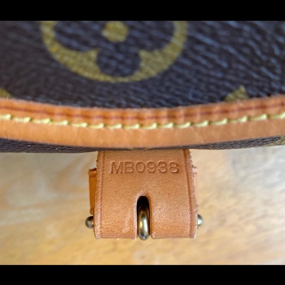 ❌SOLD❌Authentic Louis Vuitton Samur 35 - Picture 8 of 9